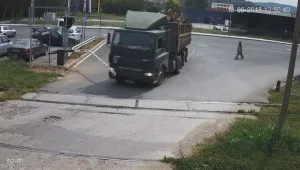 Камион мина през спусната бариера на жп прелез
