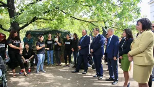Само няколко депутати от опозицията дойдоха при протестиращите майки