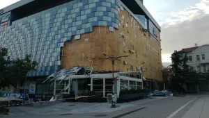 Силен вятър събори фасадата на мола в Благоевград