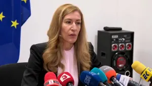 Ангелкова: Туристите, резервирали почивка чрез „Томас Кук”, ще бъдат върнати по домовете си