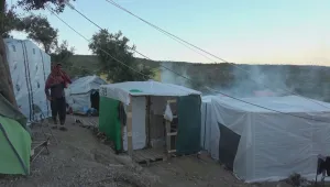 Майка и дете загинаха при пожар в бежански център на остров Лесбос