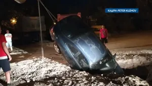 Автомобил пропадна в дупка на пловдивска улица