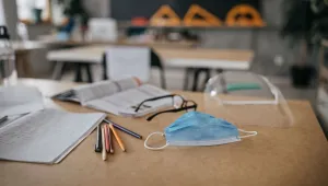 МОН предлага връщане на големите ученици в клас със зелен сертификат