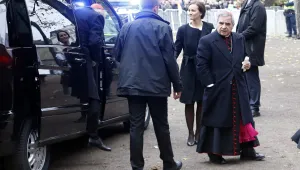 Приближен на папата кардинал неочаквано напусна Ватикана