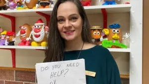 „Имаш ли нужда от помощ?“: Сервитьорка спаси дете от насилници с тайна бележка