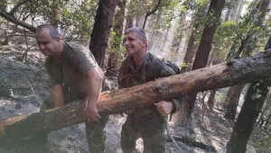Военнослужещи втори ден помагат в гасенето на пожара над Карлово