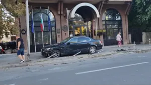 Шофьор се блъсна в автомобили на посолството ни в Скопие, след това избяга (СНИМКИ)