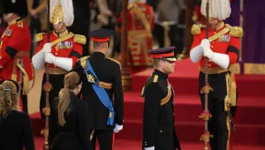 Принцовете Уилям и Хари водят историческото бдение над ковчега на Елизабет II