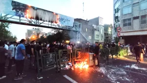 След смъртта на иранка при арест: Множество загинали при протести в Иран 