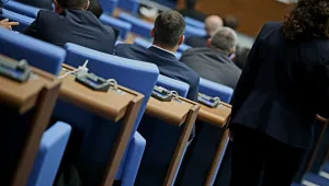 Властта и протестиращите се очаква да се срещнат в НС