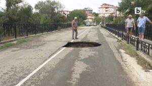 Част от мост в Царево пропадна: Линейка с жена в тежко състояние не успя да премине