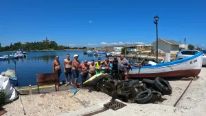 Да почистим морето заедно: Извадиха купчина гуми на пристанището в Созопол (ВИДЕО)
