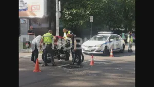 Удар между моторист и кола на централен булевард в Бургас