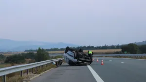 Кола се обърна по таван на АМ 