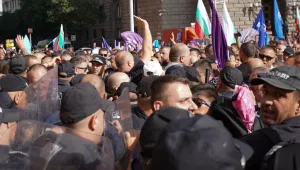 Сблъсък между полиция и протестиращите миньори и енергетици пред МС (СНИМКИ)