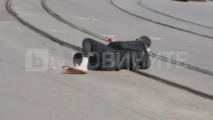 Мъж легна на трамвайните линии до площад „Св. Неделя“ (СНИМКИ)
