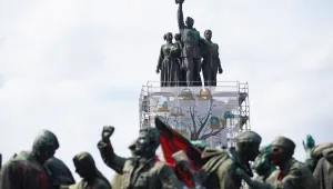 Паметникът на Съветската армия осъмна с интересен транспарант (СНИМКИ)