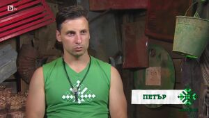 Петър забива нож в гърба на Станислав | Фермата