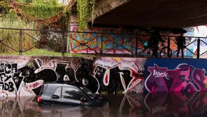 В опит да помогне на хората: Пожарникар се удави в придошли води след дъждовете в Италия