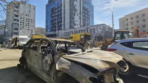 Русия атакува жилищен блок в Харков, има ранени