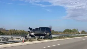 Кола се озова върху мантинелата на АМ „Хемус“ и затрудни движението (СНИМКИ)