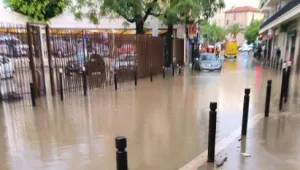 Наводнения заляха Кан, помитайки коли (ВИДЕО)