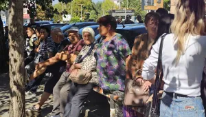 Жители на Минерални бани се събраха в подкрепа на кмета Мюмюн Искендер пред съда в Хасково (СНИМКИ)