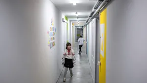 Без слънчева светлина, но с надежда: Учебната година за украинските деца започна под земята
