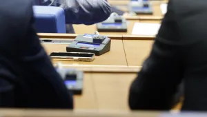 С едноминутно мълчание депутатите почетоха паметта на починалия полица до НС