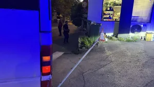 Автобус удари пътен знак, той падна върху количка с дете във Велико Търново