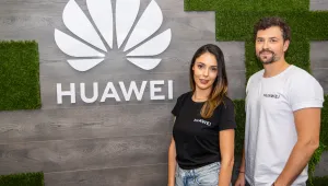В сервизния център на HUAWEI Евелин Костова и Владимир Зомбори отново решават житейски драми и спасяват съдби