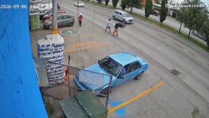 Мъж спаси дете, преди то да бъде прегазено (ВИДЕО)