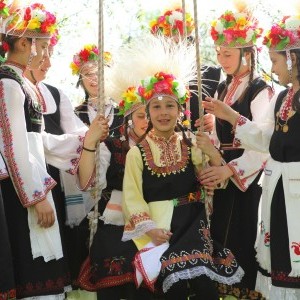 Лазаровден: Защо само момичета лазаруват и каква е скритата символика (ВИДЕО)