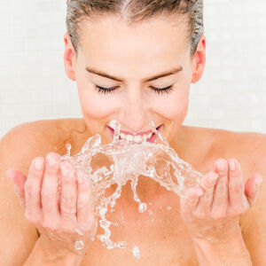 Корейска тайна за сияйна кожа: трикът с газирана вода, по който всички полудяха