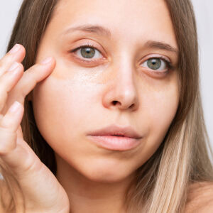 Хайлайтърът прикрива тъмните кръгове под очите! Ето как