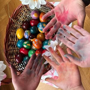 Как да почистите петната от боя за великденски яйца от ръцете и повърхностите у дома?