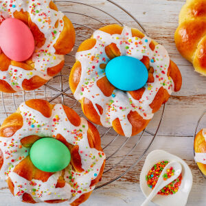 Защо италианците вплитат яйца във великденския козунак? (СНИМКИ + РЕЦЕПТА)