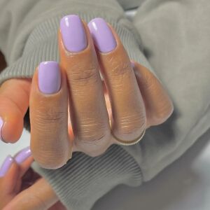 Нежно, стилно, модерно: Защо всички избират лилав маникюр това лято? (СНИМКИ)