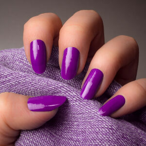 Нежно, стилно, модерно: Защо всички избират лилав маникюр това лято? (СНИМКИ)