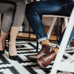 Какво се случва под масата по време на среща - и защо не трябва да го игнорираме 