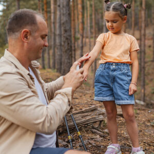 Не пускайте детето да играе там: Как да разпознаем гнездо на кърлежи и какво да направим (ВИДЕО)