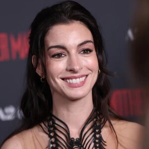 Ан Хатауей диктува тенденциите в маникюра това лято - ето кой цвят е номер едно! (ВИДЕО)