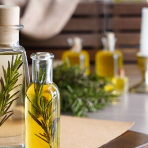Как да си направим олио от розмарин и идеи за използването му у дома (РЕЦЕПТИ)