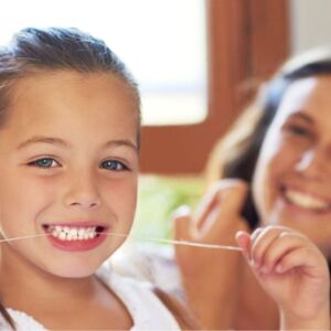 Зъбен душ или конец за зъби – кое да изберете?