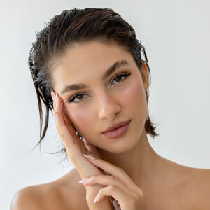 Свежест, сияние и щипка драма - трендовете в грима за зима 2025/6