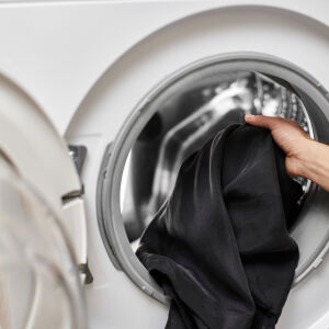 Как черното да остане черно – 5 трика, с които ще запазим цвета на дрехите