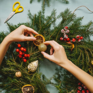 Идеи за коледна декорация, които няма да ни струват нищо (ВИДЕО)