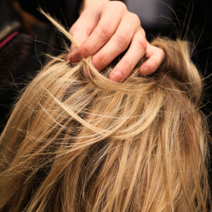 Eто как да се справим с наелектризирането на косата през зимния сезон (ВИДЕО)