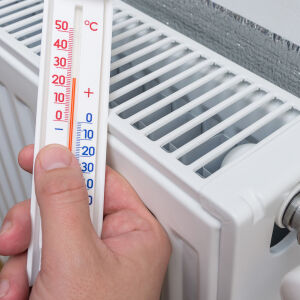 Трикът с алуминиево фолио, който ще намали сметките за парно