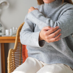 Сковани стави при студено и влажно време? Какво стои зад усещането?